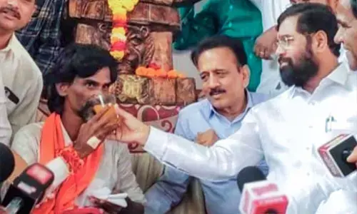 Maratha Reservation Strike: मराठा आरक्षण आंदोलन खत्म: CM शिंदे के हाथ से जूस पीकर अनशन किया खत्म, मनाया जश्न...