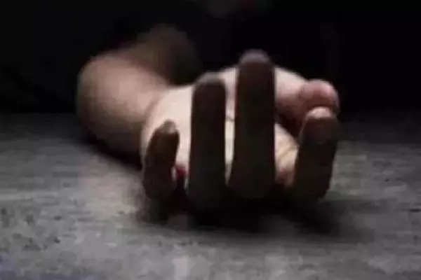 Jharkhand News: पत्नी और बेटे की हत्या के बाद खुद की आत्महत्या की कोशिश, तंत्र-मंत्र के चक्कर में था आरोपी