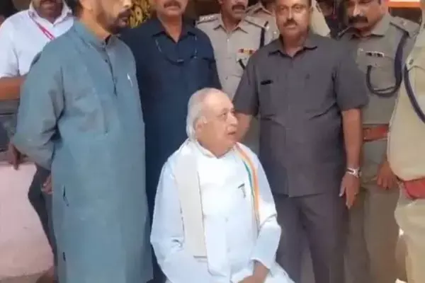 राज्यपाल धरने पर बैठे: काले झंडे दिखाने से भड़के, बोले-मैं यहां से नहीं जाऊंगा, प्रधानमंत्री को बुलाओ...