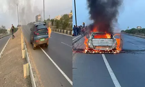 CG बैटरी कार में भीषण आग: पल भर में जलकर हुई खाक, वाहन सवार चार युवक बाल-बाल बचे...