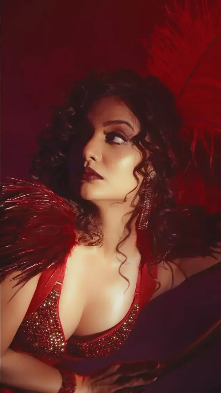 डांसिंग रेड ड्रेस में दिव्या अग्रवाल ने दिखाया किलर पोज, तस्वीरें देख दीवाने हुए फैंस...