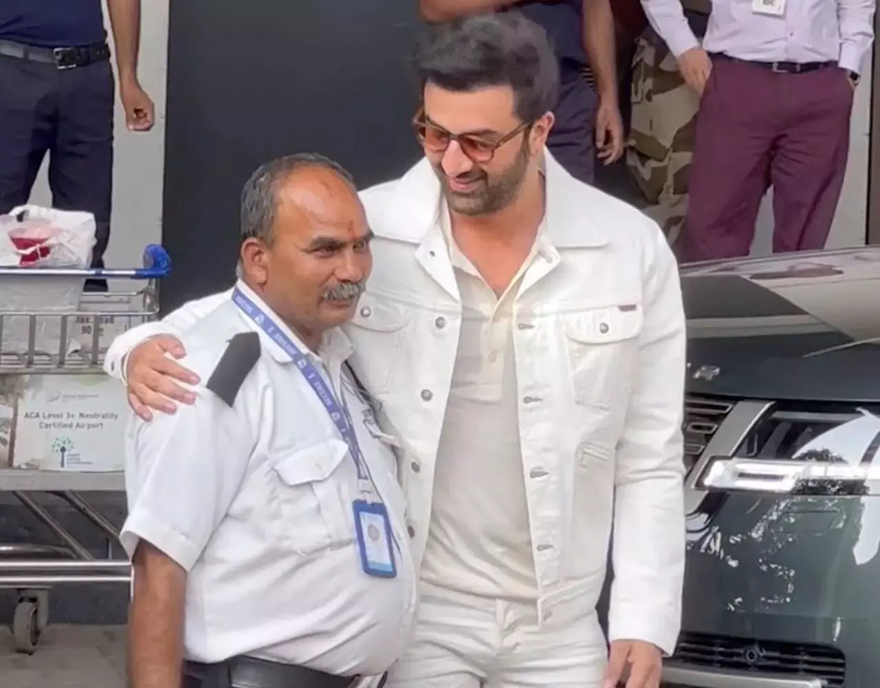 Ranbir Kapoor News: रणबीर कपूर ने एयरपोर्ट के सेक्योरिटी गार्ड के साथ दिए पोज़, जीता दिल...