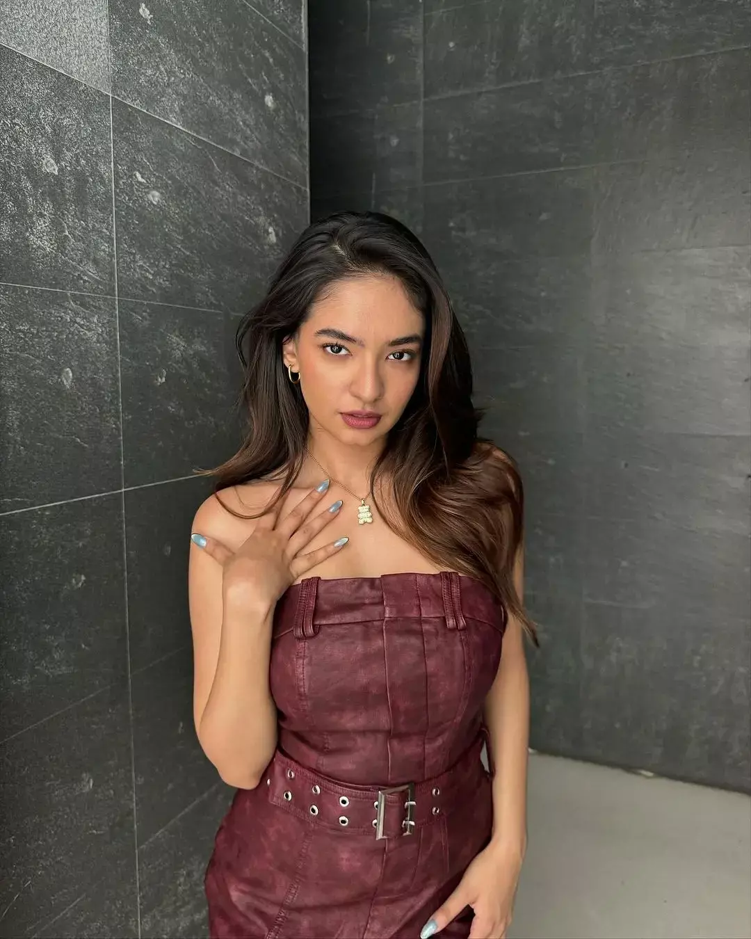 छोटी सी ड्रेस पहन हद से ज्यादा बोल्ड हुई अनुष्का सेन, करवाया सिजलिंग फोटोशूट...
