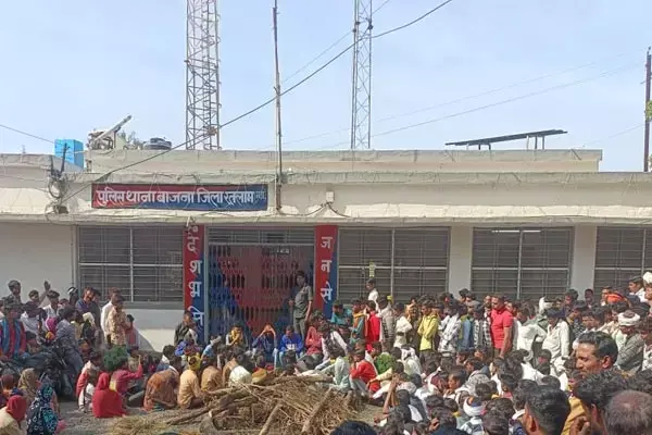 MP News: थाने में शव रखकर आदिवासी समाज ने किया प्रदर्शन, पुलिस की बदसलूकी से दुखी युवक ने की थी आत्महत्या