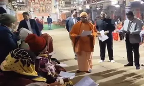 Uttar Pradesh News : त्वरित व संतुष्टिपरक हो लोगों की समस्याओं का समाधान : सीएम योगी