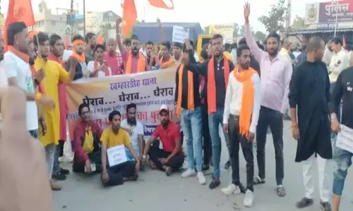 Raipur News: CG: बजरंग दल ने राजधानी में थाना घेरा, घर घुसकर मारपीट करने वाले आरोपियों को पुलिस पर बचाने का आरोप