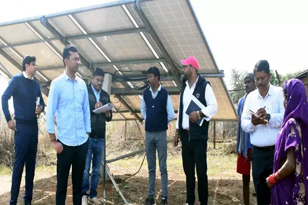 CG News: क्रेडा के सीईओ ने भ्रमण कर ग्रामीणों से सोलर प्लांट से मिलने वाले लाभ की जानकारी ली