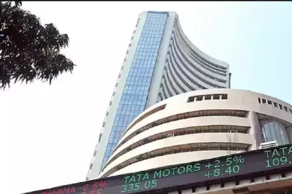Share Market News : सेंसेक्स 700 अंक से अधिक टूटा