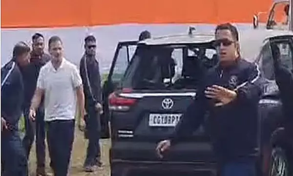 Rahul Gandhi Bharat Jodo Yatra: राहुल गांधी की कार पर हमला: सुरक्षा में भारी चूक, कार का शीशा फूटा...