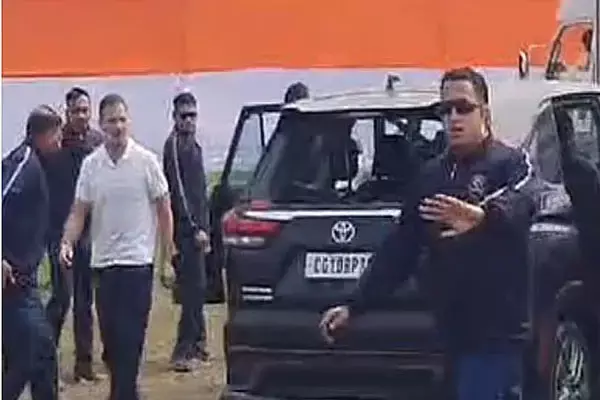Rahul Gandhi Bharat Jodo Yatra: राहुल गांधी की कार पर हमला: सुरक्षा में भारी चूक, कार का शीशा फूटा...