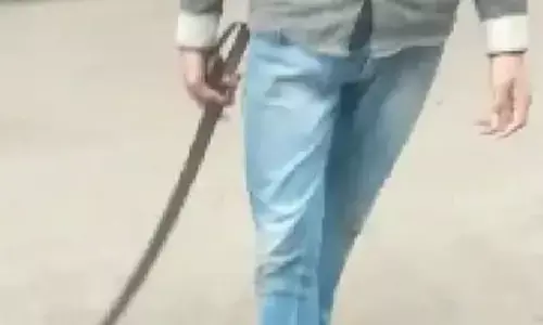 MP News: स्कूल में तलवार लेकर पहुंचा नाबालिग छात्र, शिक्षकों से की बदतमीजी, फिर हुआ ये...