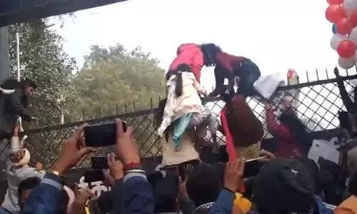 Bihar Board News: बिहार में 12वीं की परीक्षा के दौरान बवाल, एग्जाम सेंटर में लेट पहुंचे छात्रों ने दीवार फांदकर की एंट्री की कोशिश, पुलिस ने पीटा, धरने पर बैठे छात्र...