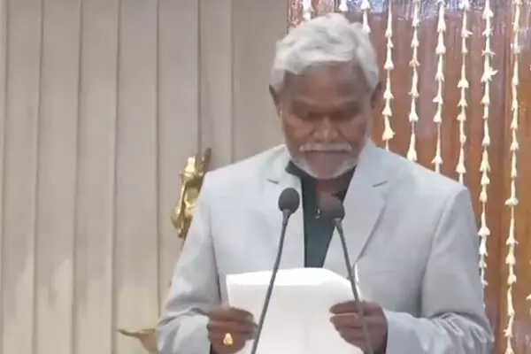 CM Champai Soren News: चंपई सोरेन ने आज ली CM पद की शपथ, बने झारखंड के 12वे CM, दो और मंत्रियों ने ली शपथ CM Champai Soren News: चंपई सोरेन ने आज ली CM पद की शपथ, बने झारखंड के 12वे CM, दो और मंत्रियों ने ली शपथ