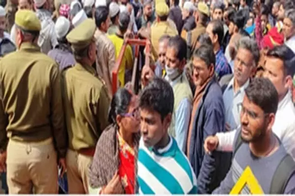 Uttar Pradesh News : ज्ञानवापी में जुमे की नामाज को लेकर भारी सुरक्षा, ड्रोन से हो रही निगरानी