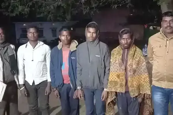 Jashpur News: कर्नाटक में बंधक बनाए गए छत्तीसगढ़ के 4 युवकों को छुड़ाया गया...सरकार की पहल पर हुई सकुशल वापसी Jashpur News: कर्नाटक में बंधक बनाए गए छत्तीसगढ़ के 4 युवकों को छुड़ाया गया...सरकार की पहल पर हुई सकुशल वापसी