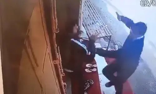 Ballia News: बलिया में  SDM की दबंगई, ज्वेलरी शॉप के मालिक पर बरसाए थप्पड़, वीडियो वायरल