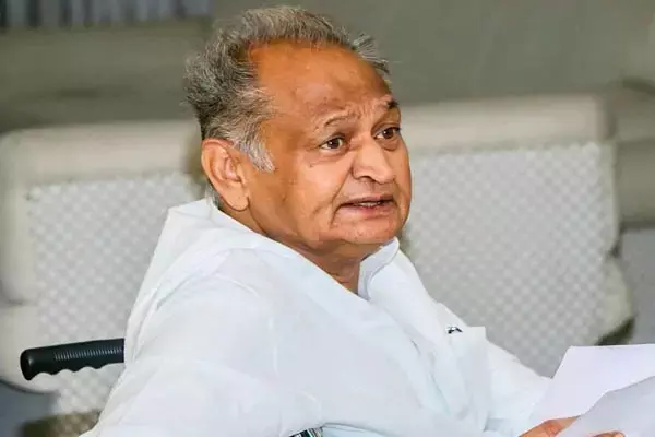 Ashok Gehlot Corona Positive: पूर्व सीएम को एक साथ हुआ कोरोना और स्वाइन फ्लू, सांस लेने में हो रही दिक्कत, अस्पताल में भर्ती...