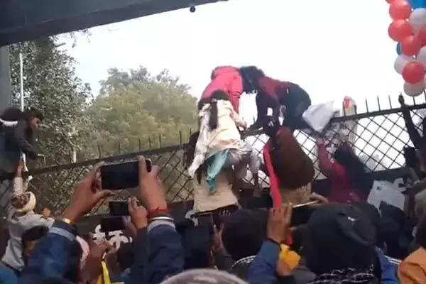 Bihar Bord Exam 2023: बोर्ड परीक्षा में दीवार फांदने वाले छात्रों पर बड़ा एक्शन, अब 2 साल तक नहीं दिला पाएंगे एग्जाम...