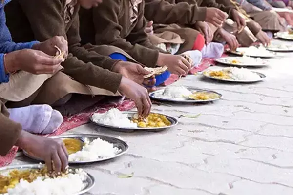 Bihar News: स्कूल का खाना खाने से 100 बच्चे बीमार, मध्याह्न भोजन में केरोसिन की आशंका