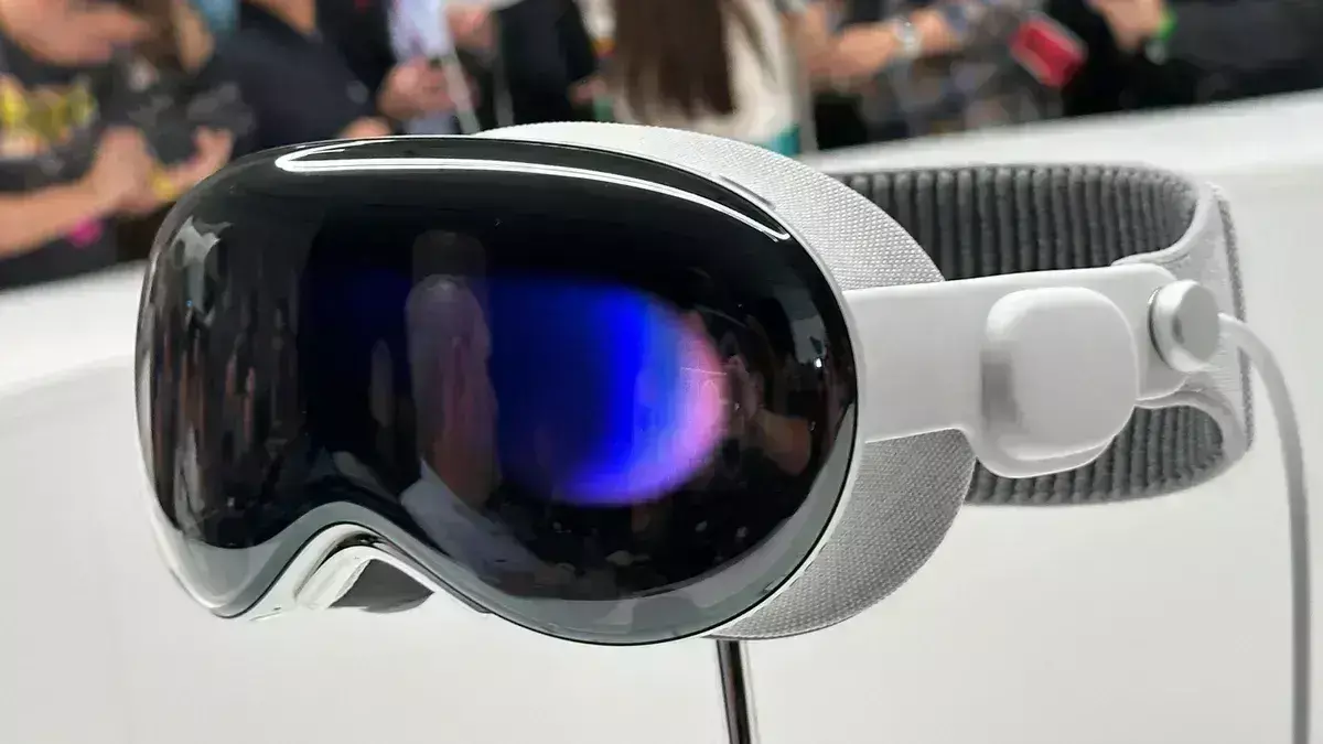 Truck Driver Wearing VR Headset: वीआर हेडसेट पहनकर ट्रक चलाता दिखा शख्स, सड़क सुरक्षा पर उठे सवाल