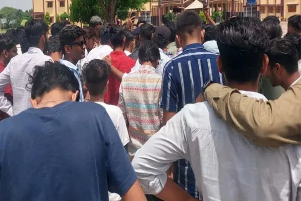 Ambikapur News: मैं मरकर बदला लूंगी...मेधावी छात्रा ने किया सुसाइड, नोट में लिखा-टीचर कर रही प्रताड़ित, सिस्टर बहुत बुरी है...