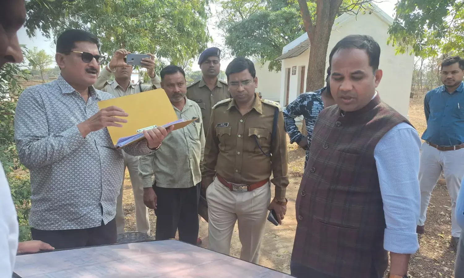 Raipur News: पटाखा फैक्ट्री पहुंचे कलेक्टर और एसपी: सुरक्षा के उपाय मजबूत करने और माॅकड्रिल करने के दिए निर्देश