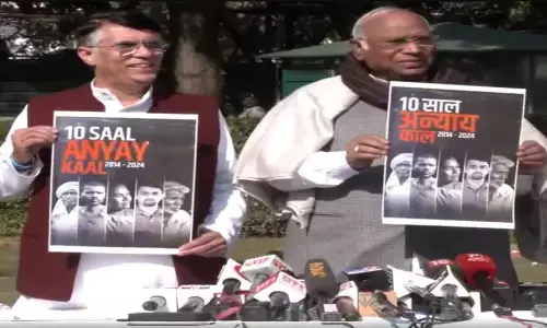 Parliament Budget Session: मोदी सरकार के व्हाइट पेपर से पहले कांग्रेस ने जारी किया ब्लैक पेपर, मोदी ने कहा- यह काले टीके जैसा