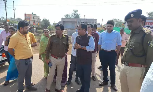 Raipur News: एक ही स्थान पर 2 दिन में 4 की मौत: दुर्घटनास्थल पहुंचे कलेक्टर: ट्रंबल स्ट्रिप लगाने, ब्रेकर बनाने के साथ ट्रैफिक पुलिस तैनात करने के दिए निर्देश