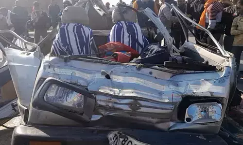 Kanpur Accident: कानपुर में भीषण सड़क हादसा, तेज रफ्तार ट्रक ने स्कूली वैन में मारी टक्कर, एक बच्चे की मौत, आठ घायल