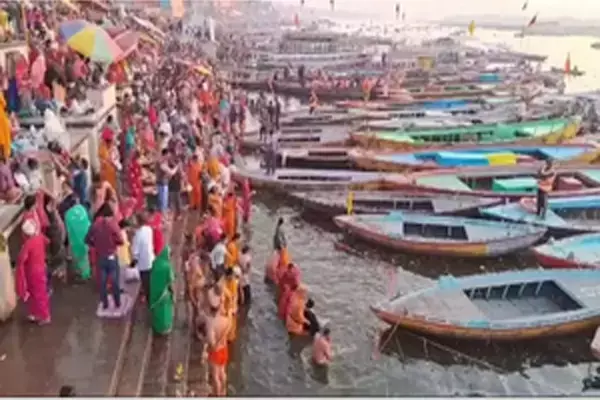 Uttar Pradesh News : मौनी अमावस्या को लेकर घाटों पर उमड़ा आस्था का सैलाब