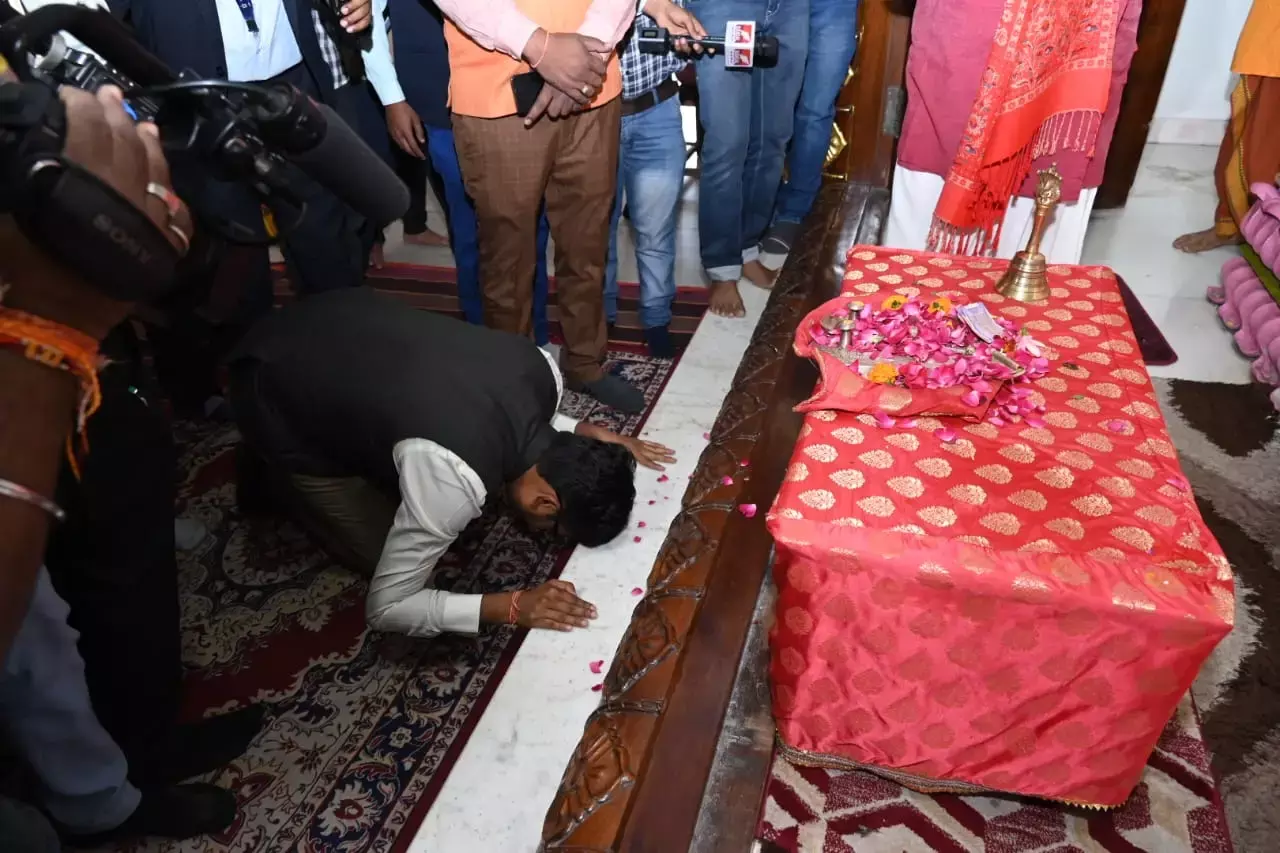 CG Budget 2024-भगवान के समक्ष माथा टेक वित्त मंत्री ओपी चौधरी बजट पेश करने रवाना हुए विधानसभा