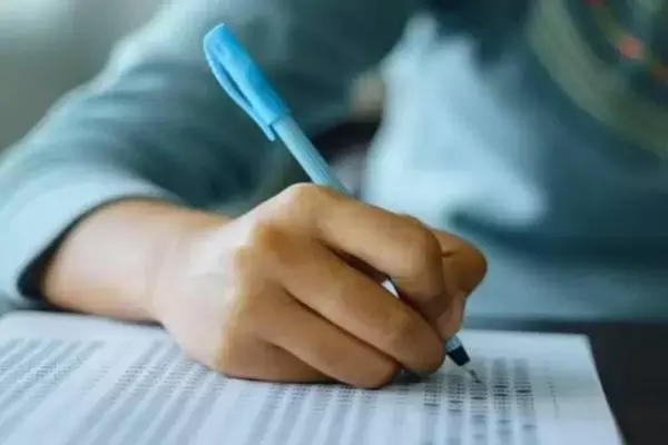 MP News: स्कूल की लापरवाही से 10वीं के 8 स्टूडेंट्स नहीं दे पाए परीक्षा, सदमे से एग्जाम सेंटर पर छात्रा हुई बेहोश, जाने मामला