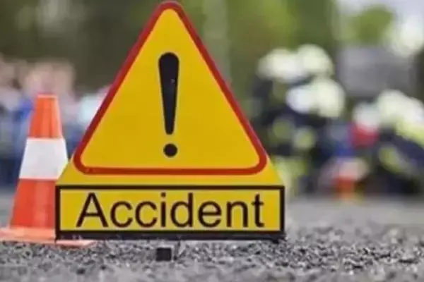 MP News: मंडला में भीषण सड़क हादसा, सड़क किनारे खड़े ट्रक से टकराई कार, 4 लोगों की मौके पर मौत , 6 घायल