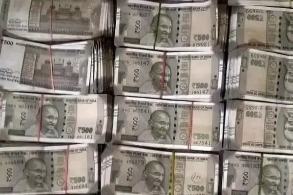 Bihar News: गोपालगंज में जांच के दौरान गाड़ी से मिले 10 लाख रुपए, हथियार भी बरामद, आयकर विभाग करेगी मामले की जांच