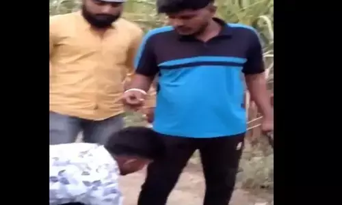 Ambedkar Nagar News: दबंगों ने की दलित युवक की पिटाई, पकड़वाए पैर, जान से मारने की दी धमकी, फिर हुआ ये....