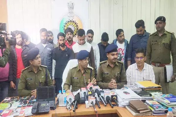Raipur Thagi Khulasa: ठगों को पकड़ने रायपुर पुलिस बनी किरायेदार, और फिर दिल्ली के फर्जी कॉल सेंटर में जा पहुंची नौकरी मांगने... जाने फिर क्या हुआ