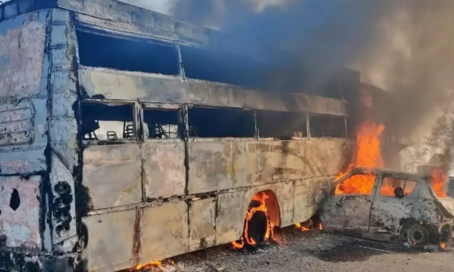 Yamuna Expressway: मथुरा में यमुना एक्सप्रेस-वे पर दर्दनाक हादसा, बस की टक्कर से पांच लोगों की मौत