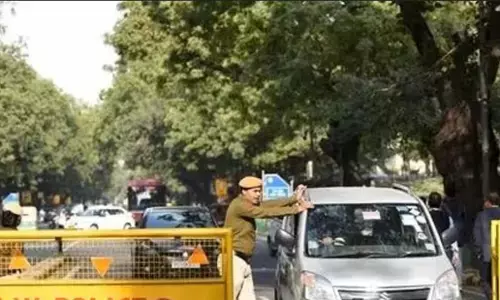 Delhi School Bomb Threat: दिल्ली के एमिटी स्कूल को आया बम से उड़ाने की धमकी, जांच में जुटी पुलिस