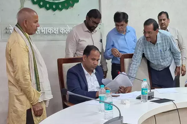 Raipur News: रायपुर कलेक्टर ने जनचौपाल में सुनी नागरिकों की समस्याएं, अधिकारीयों को आवेदनों का शीघ्र निराकरण करने के निर्देश...