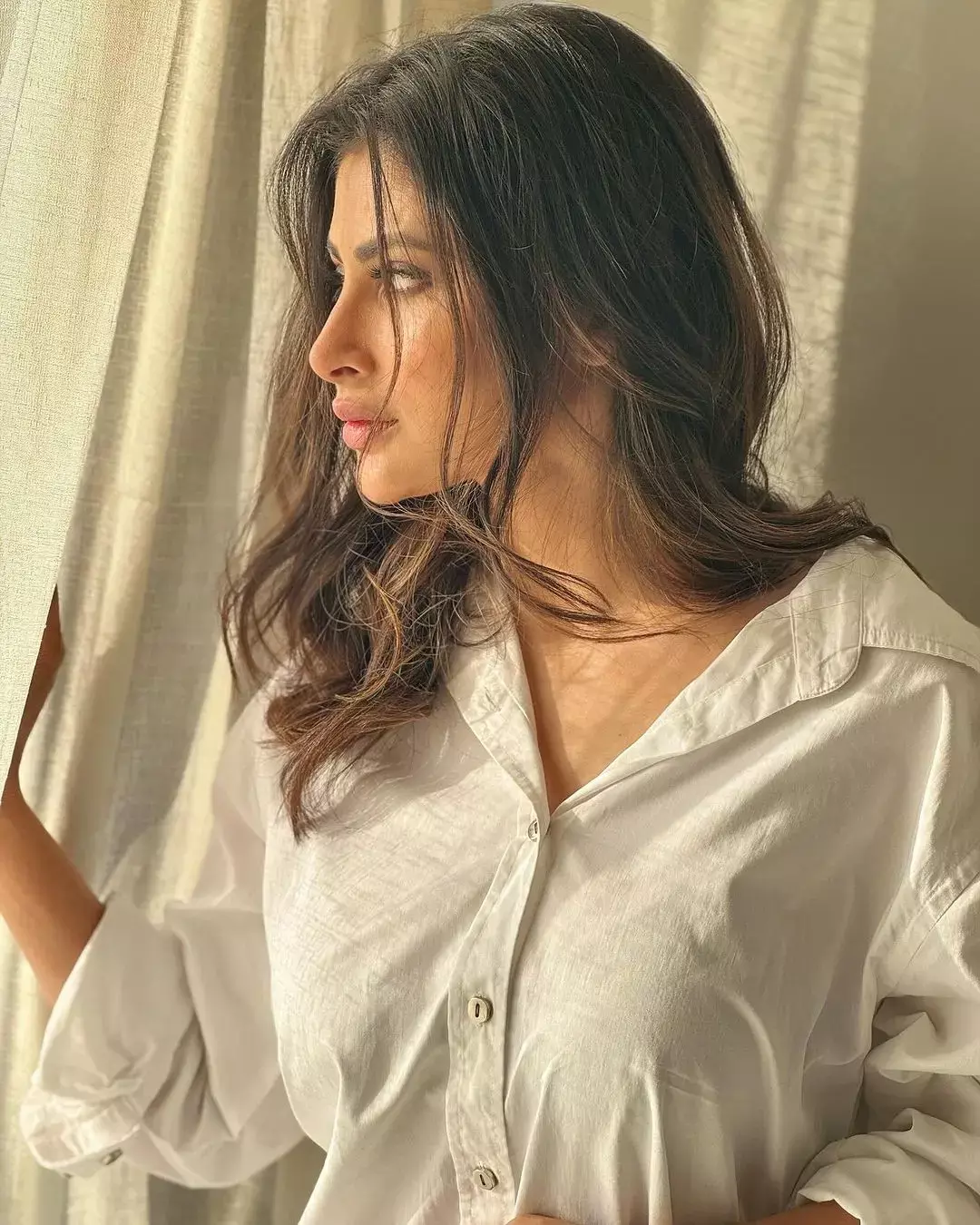 मौनी रॉय ने व्हाइट शर्ट पहन दिखाई कातिलाना पोज, तस्वीरें देख उड़े लोगो के होश