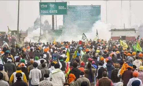 Farmers Protest Updates: दिल्ली चलो मार्च का दूसरा दिन आज, शंभू बॉर्डर पर पुलिस ने दागे आंसू गैस के गोले