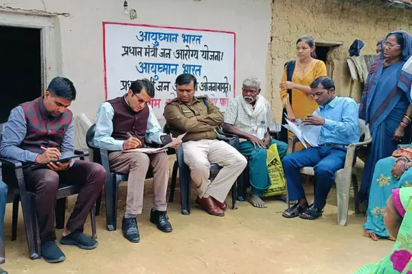 Raigarh Mahtari Vandan Yojana: जब कलेक्टर कार्तिकेया गोयल खुद भरने लगे  महतारी वंदन का फॉर्म...