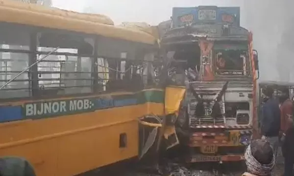 Bijnor Accident: बिजनौर में स्कूल बस और ट्रक की टक्कर,  1 की मौत, 20 से ज्यादा बच्चे घायल
