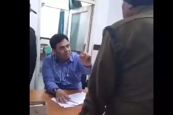 Chhatarpur News: छतरपुर अस्पताल में होमगार्ड से बदसलूकी, डॉक्टर साहब बोले कलेक्टर- वलेक्टर से नहीं डरता , कलेक्टर की धमकी दी तो बिकवा दूंगा