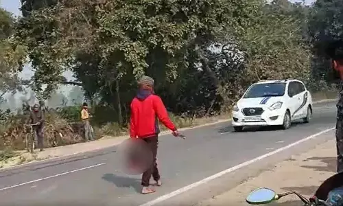 Barabanki Crime News: बाराबंकी में पत्नी का कटा सिर लेकर घूमा युवक, अवैध संबंधों में की हत्या