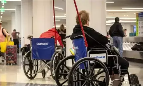 Mumbai News Hindi: मुंबई एयरपोर्ट पर नहीं मिली व्हीलचेयर, 1.5 किलाेमीटर पैदल चलने के बाद 80 साल के बुजुर्ग की पत्नी के सामने मौत