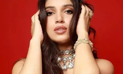 Bhoomi Pednekar News:  भक्षक में बेटी भूमि पेडनेकर का परफाॅर्मेंस देख अभिभूत हुई माँ, दिया गोल्ड काॅइन...