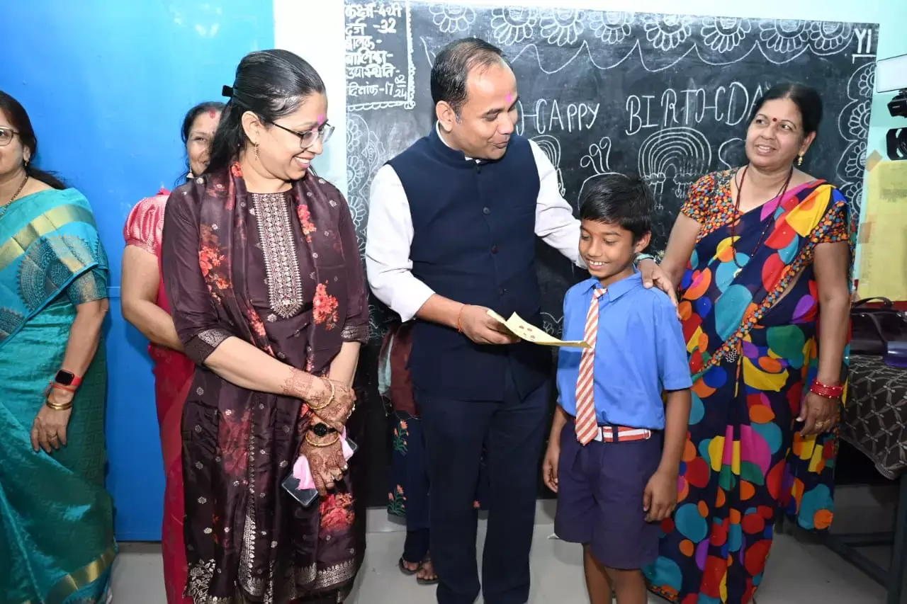 Nyota Bhojan: कलेक्‍टर के "न्‍योता भोजन" की तस्‍वीरें, कलेक्‍टर और एसपी ने बच्चों को  परोसा खाना