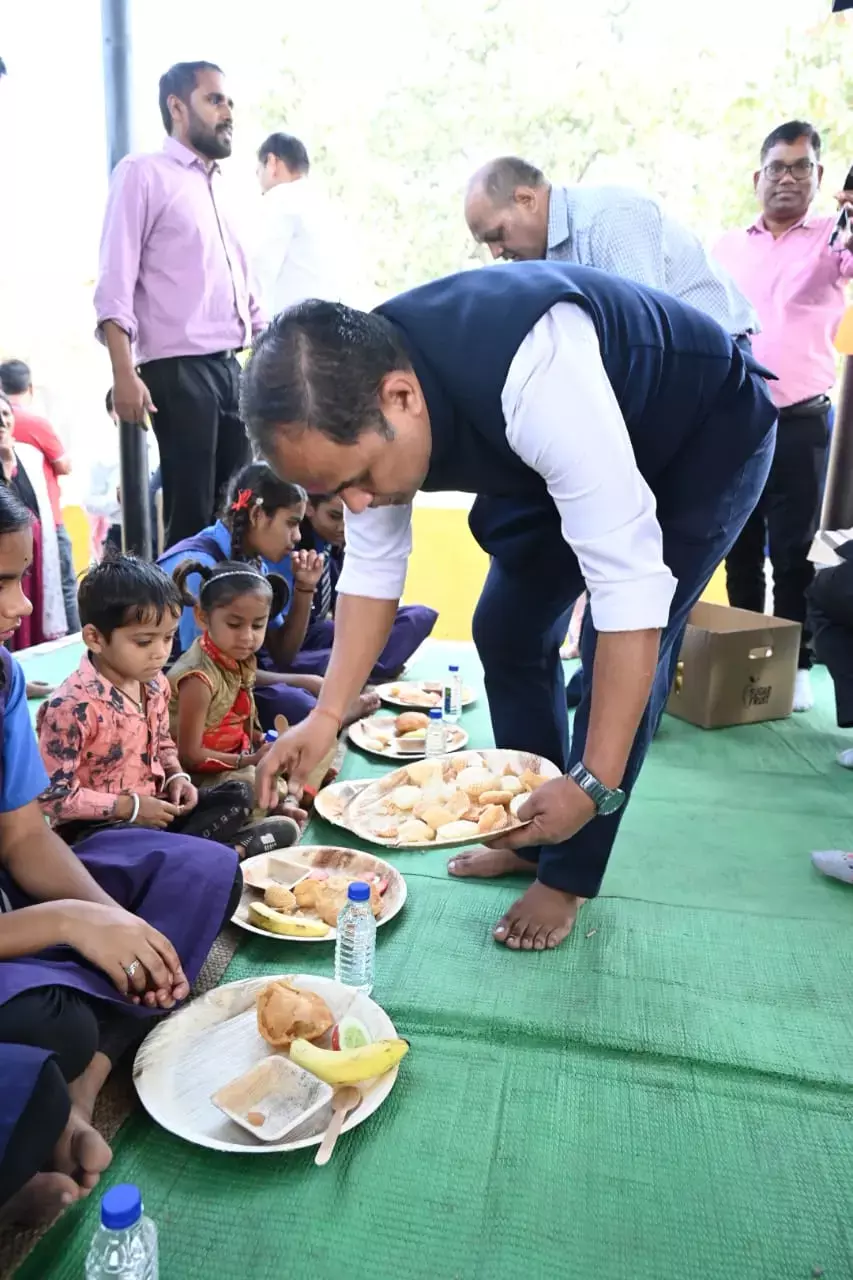 Nyota Bhojan: कलेक्‍टर के "न्‍योता भोजन" की तस्‍वीरें, कलेक्‍टर और एसपी ने बच्चों को  परोसा खाना