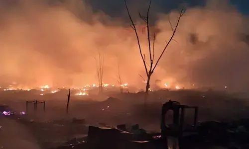 Delhi Fire News: दिल्ली के शाहबाद में लगी आग, 100 से ज्यादा झोपड़ियाँ जली, दमकल की 15 गाड़ियां मौके पर मौजूद